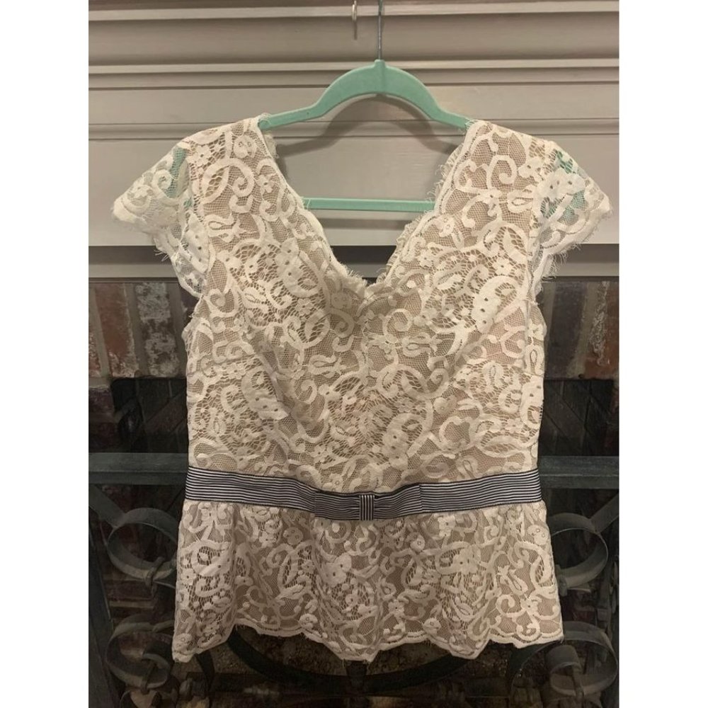 Easley women’s size large top, lined, lace capped sleeves (bin D)